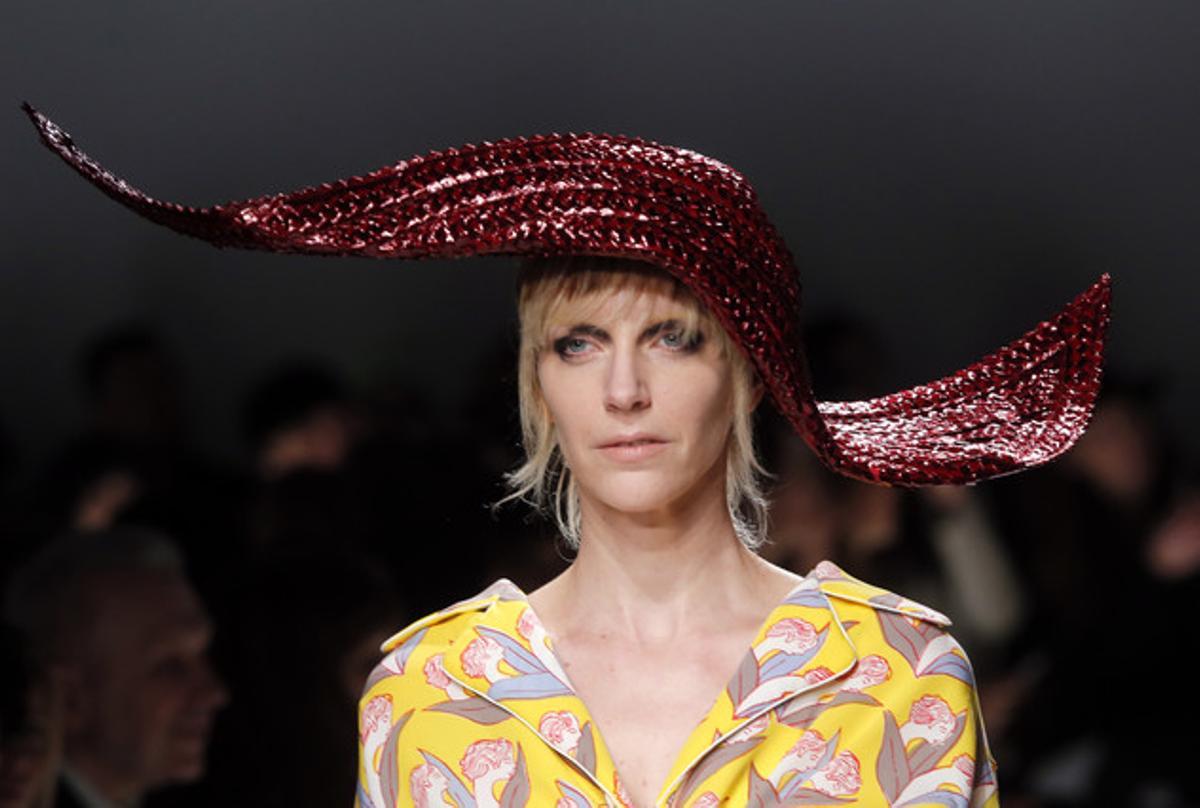 Els barrets de Schiaparelli, inconfusibles en la desfilada d’aquest dilluns a París.