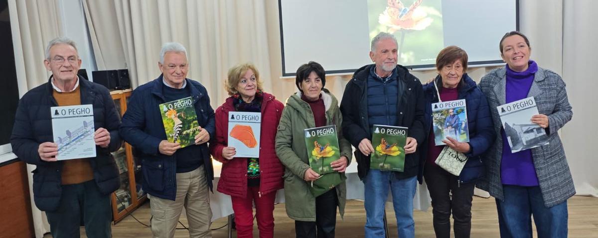 La directiva de Tirán con la revista «O Pegho». |