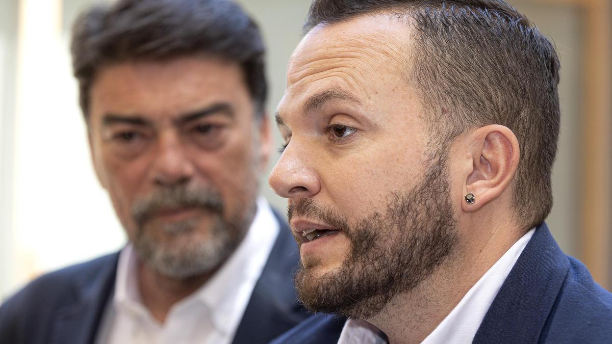 El portavoz de Compromís, Rafa Mas, habla ante la mirada del alcalde, Luis Barcala.