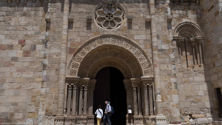 La puerta de la iglesia de San Juan se somete a una intervención bajo el rosetón
