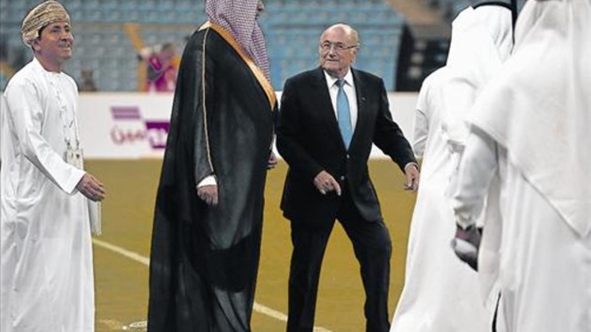 Joseph Blatter, ayer, antes del partido inaugural de la Copa del Golfo en el estadio Rey Fahd en Riad.