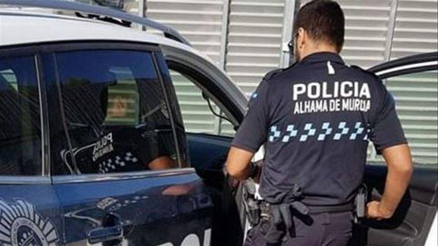 Detenido un menor por asaltar a una mujer en plena calle en Alhama y robarle el bolso