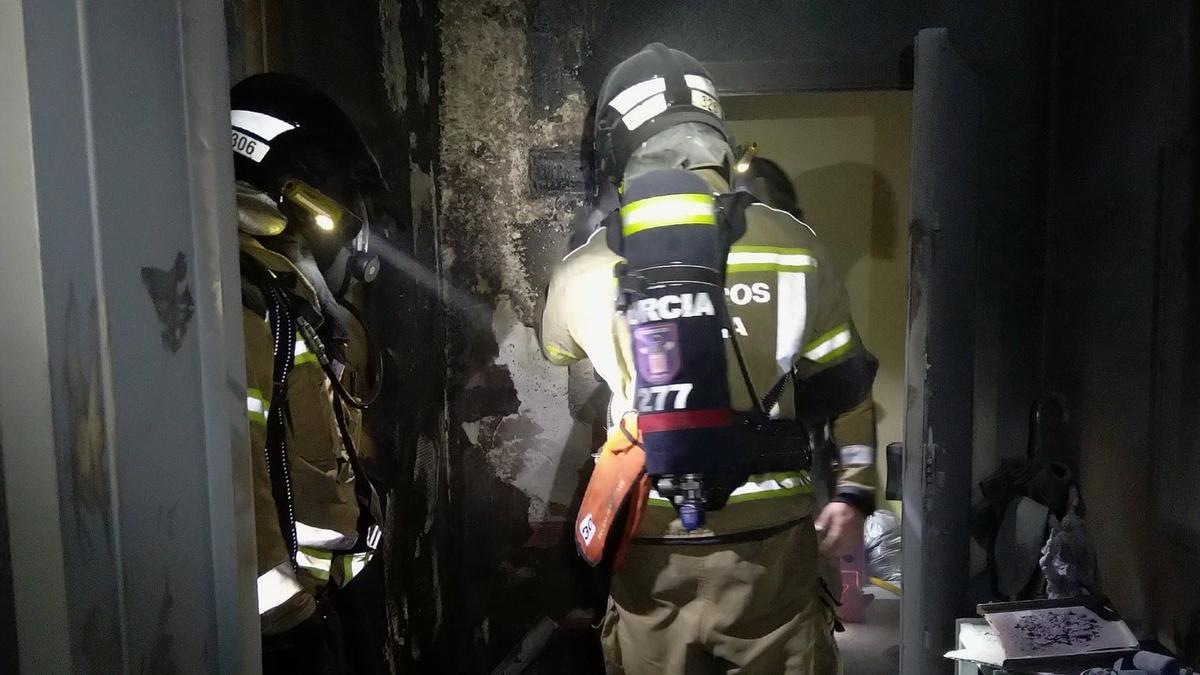 Uno de los bomberos desplazados al incendio de una vivienda en Murcia.