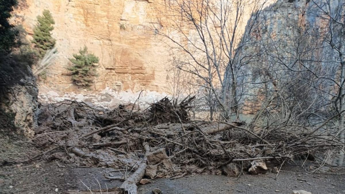 El desprendimiento de tierras ocupa toda la calzada.