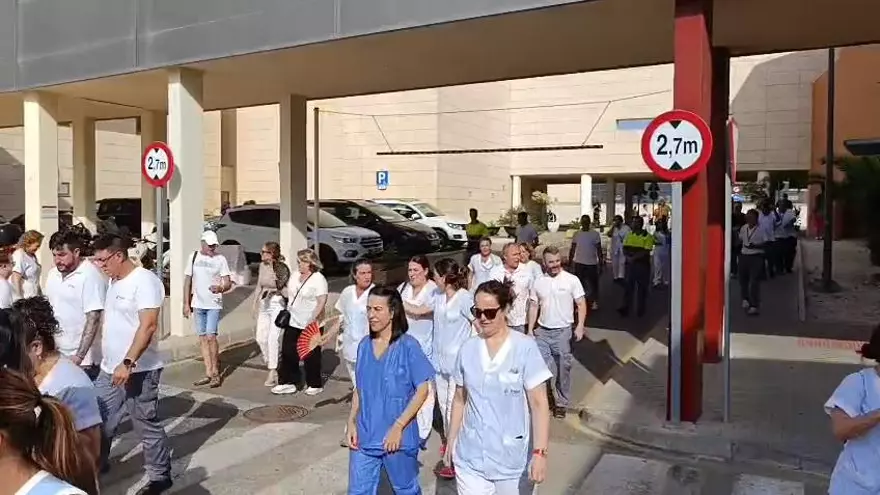 El servicio de limpieza de la Arrixaca, con la vista puesta en la huelga