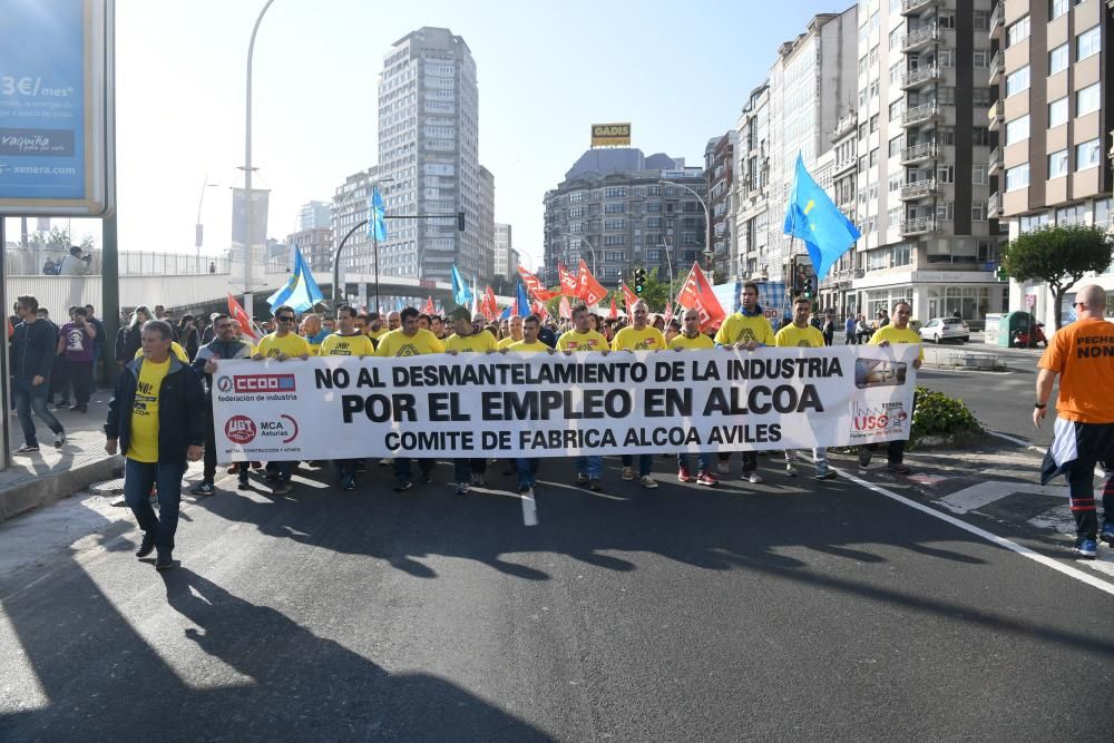 La concentración, que partió de A Palloza hacia la Delegación del Gobieno, contó entre sus asistentes con trabajadores de la planta en Avilés y miembros de la Corporación municipal.