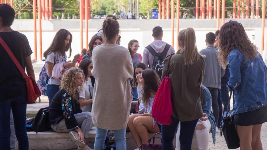 Estudiantes de la Universidad de Alicante en el exterior del Aulario II, este martes por la mañana.