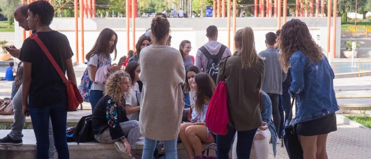 Estudiantes de la Universidad de Alicante en el exterior del Aulario II, este martes por la mañana.