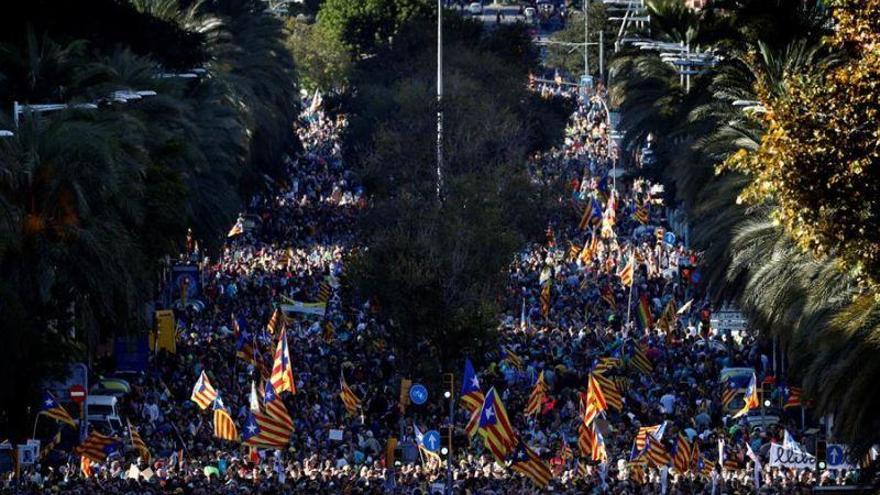 Unas 350.000 personas se manifiestan en Barcelona contra sentencia del procés