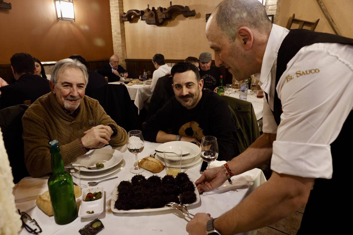 Gijón se relame con los oricios (gallegos) a espera de la campaña regional (en imágenes)