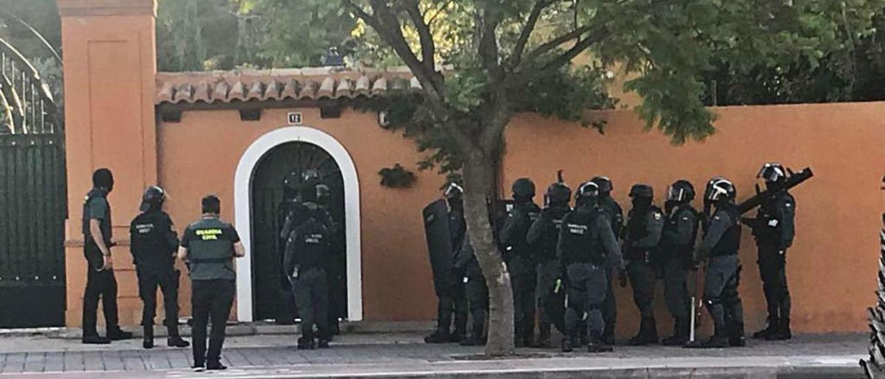 Despliegue de guardias civiles en el chalé donde incautaron más de 800 plantas de «maría».