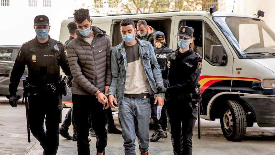 Zwei der Flughafen-Migranten bei einer Haftvorführung in Palma.