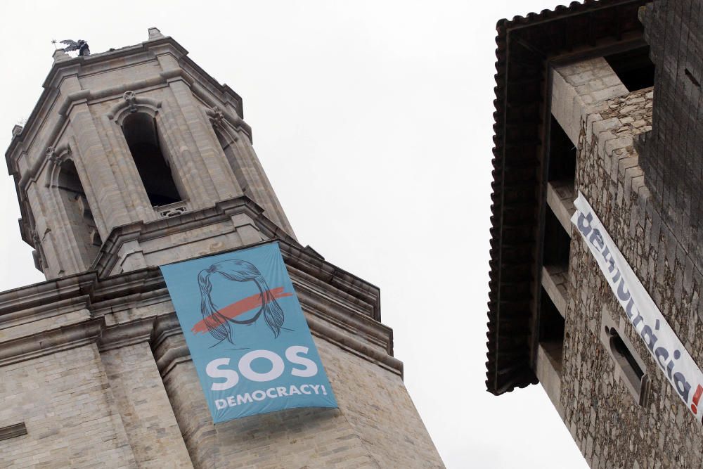 Col·loquen una pancarta de "Sos Democràcia" a la catedral de Girona