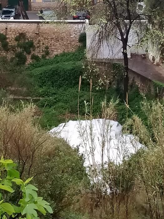 El barranco de Chiva aparece cubierto de espuma