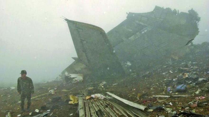 Imagen de los restos del avión en la finca de Trabzon.  // Chema Moya