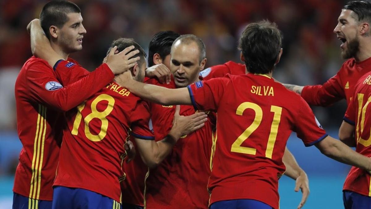 Morata, Alba, Iniesta, Silva y Ramos celebran uno de los goles de España ante Turquía