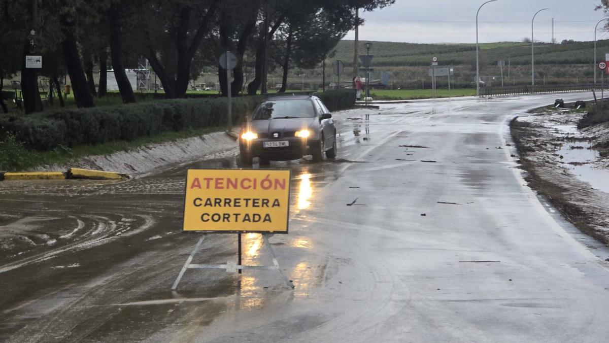 Acceso cortado a la carretera de Maruanas desde la A-306 tras el paso de la borrasca Marta en febrero.