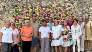 Montuïri teje sus fiestas: cientos de flores de ganchillo crean un espectacular mural con los colores de los Cossiers