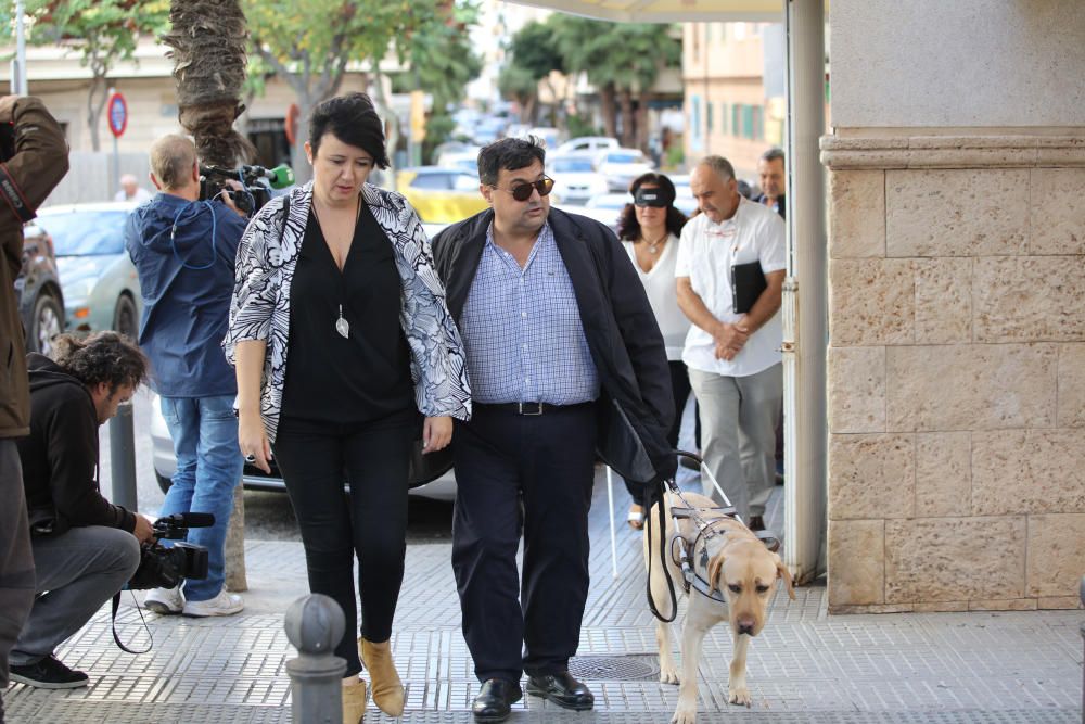 Algunas personas, entre ellos políticos, comprueban las dificultades de moverse por la calle que sufren las personas con discapacidad visual.