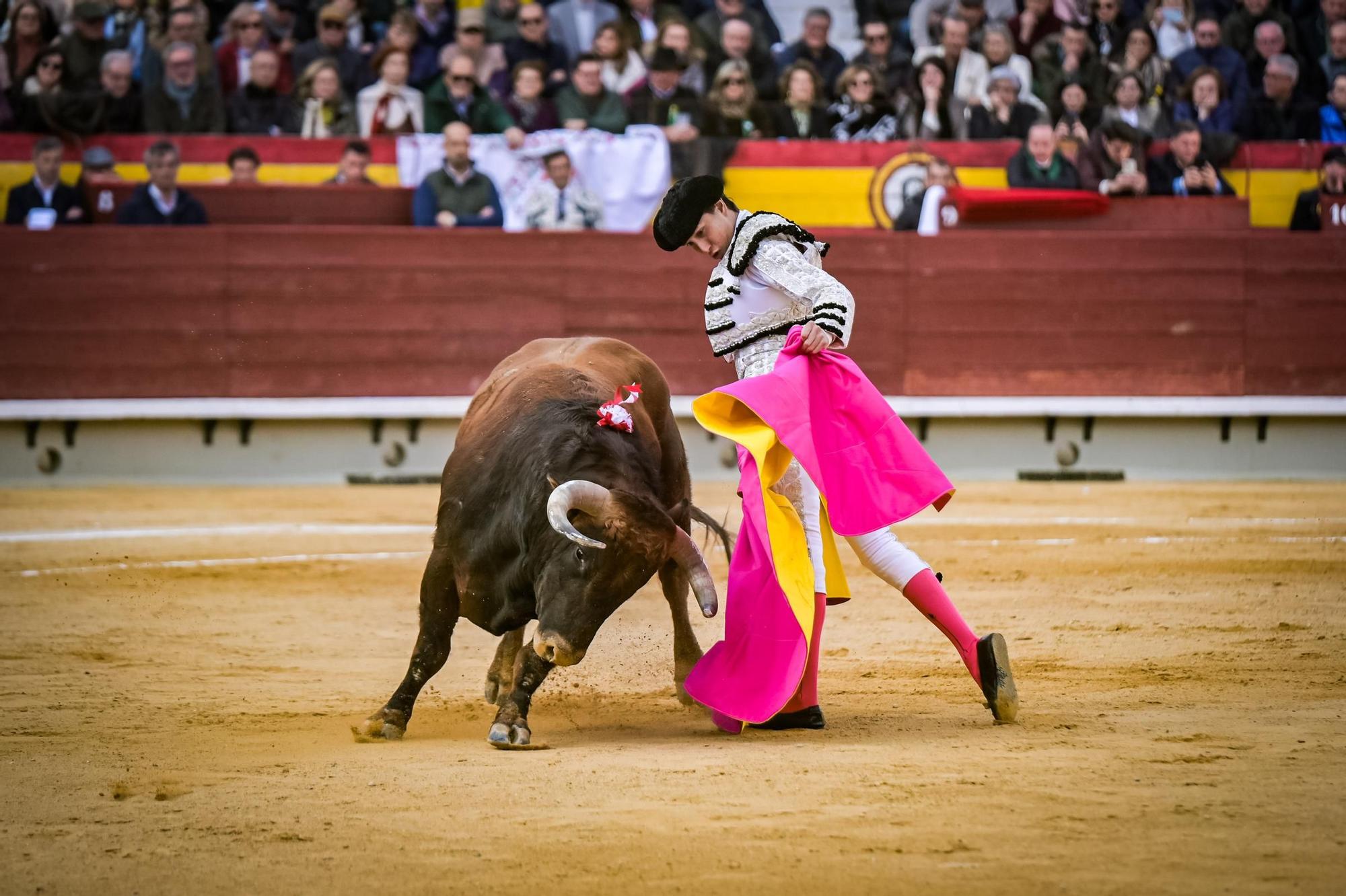 Tomás Rufo defiende su feudo de Castellón con tres orejas y Roca Rey lo acompaña a hombros