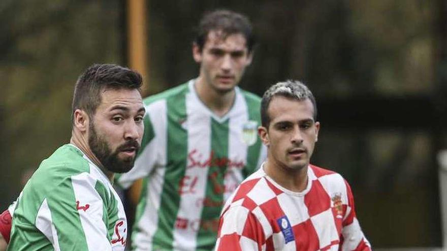 Una acción del partido entre el Nalón y el Madalena Morcín.