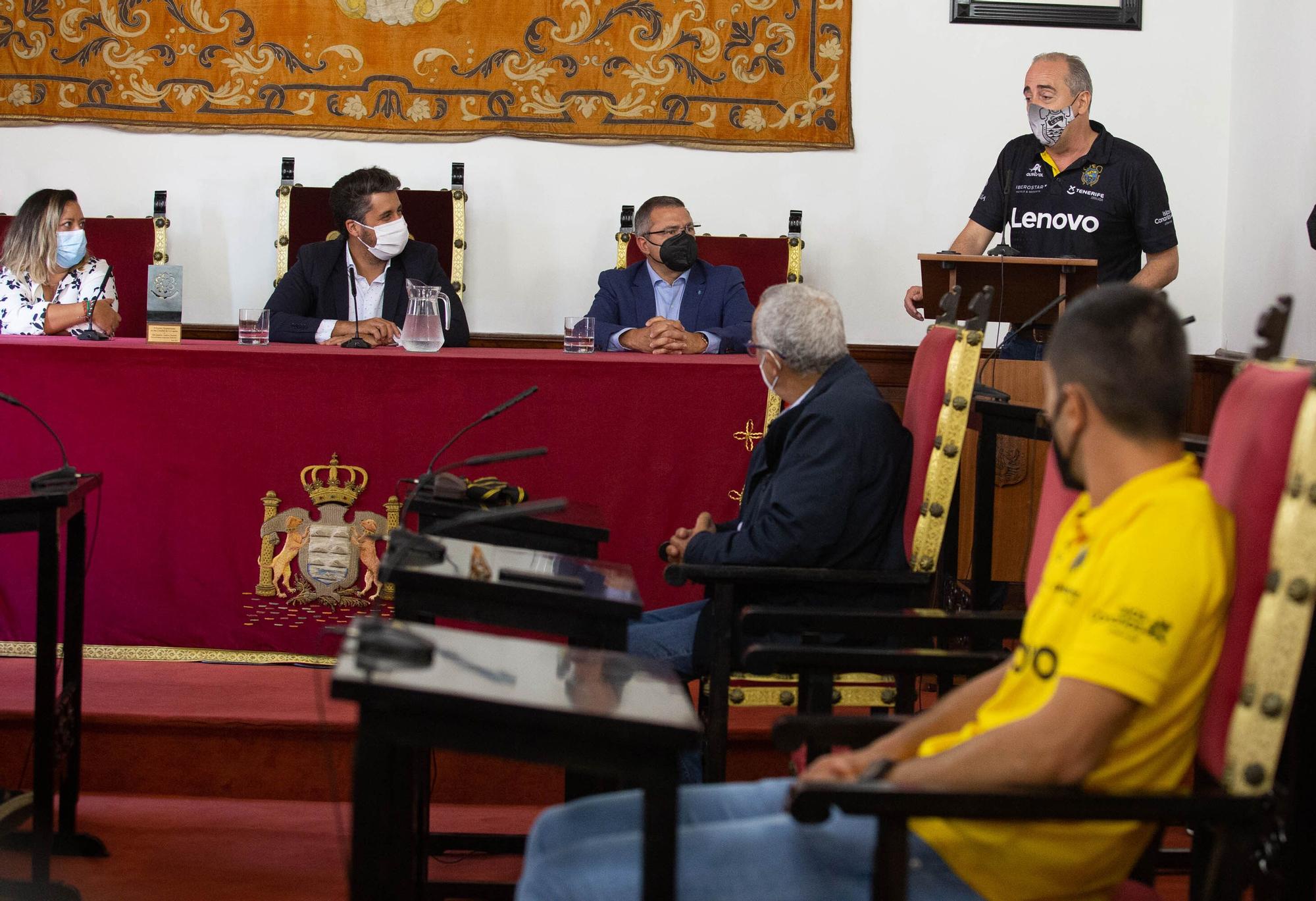 El alcalde de La Laguna, Luis Yeray Gutiérrez, recibe a la plantilla del CB Lenovo