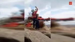 Los bomberos rescatan a un joven accidentado en La Pedriza