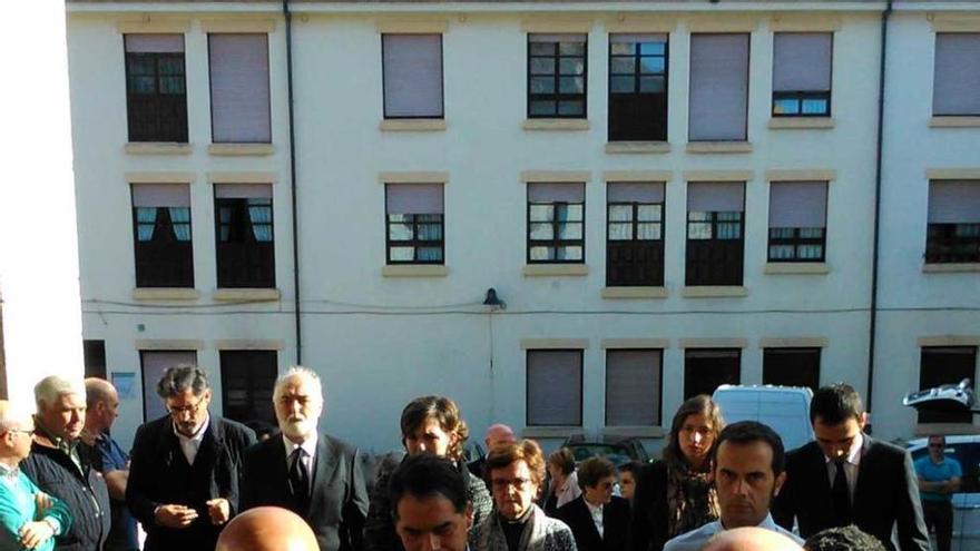 Los allegados introduciendo el féretro en la basílica, ayer en Llanes. En el recuadro, Antonio Cea.