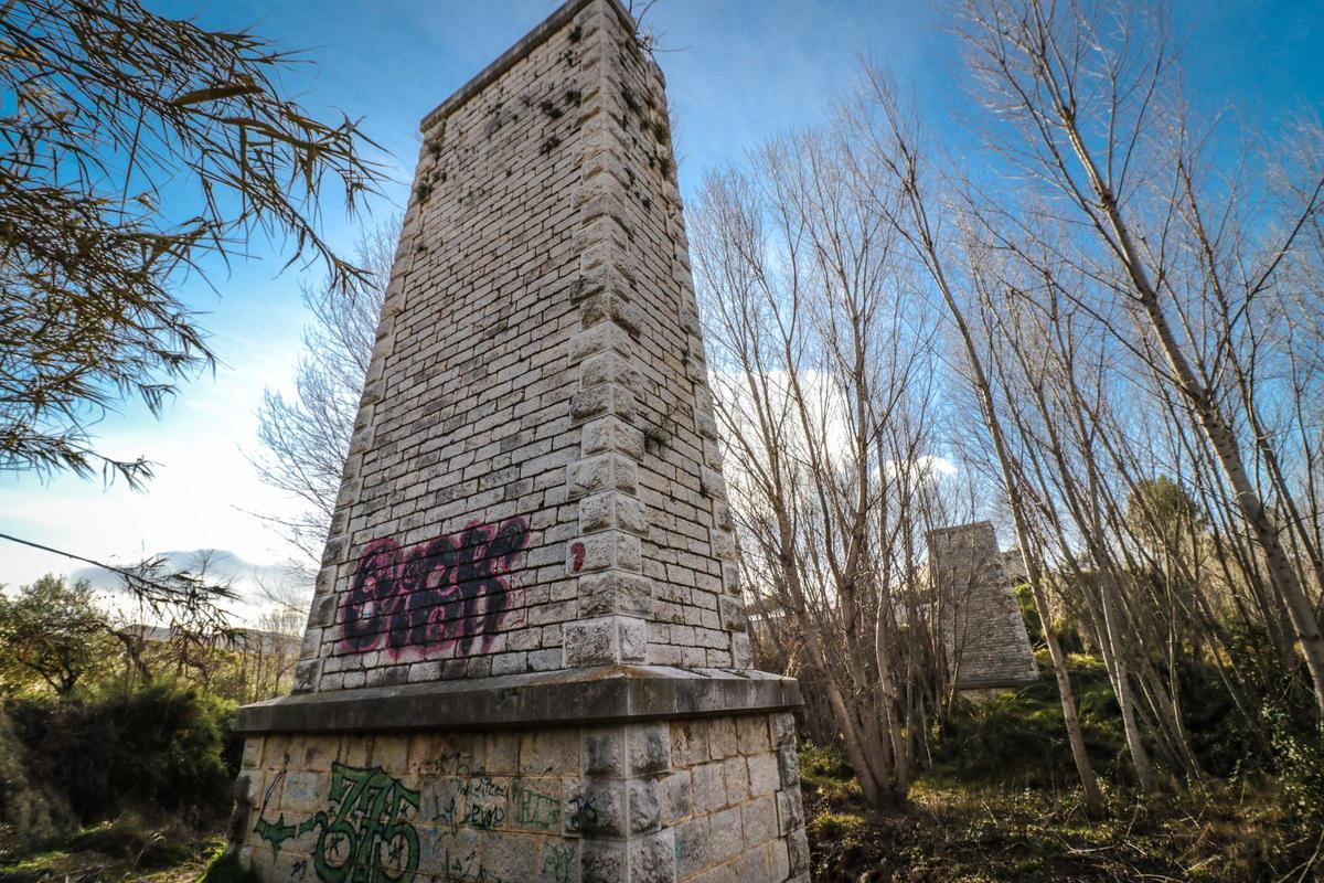 Pilastras del antiguo puente de hierro de la línea Alcoy-Gandia en Muro, desmantelado tras la clausura del ferrocarril.