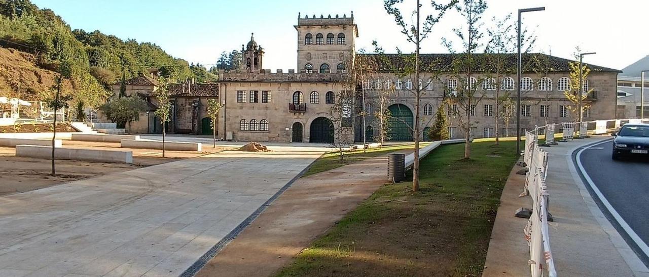Aspecto que presenta la Praza de Ponteareas tras la reforma, en el entorno del Convento de Vilavella.  // ANTONIO PINACHO
