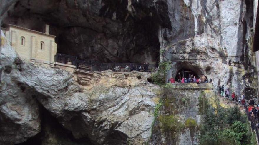 Grupos de turistas, ayer, en Covadonga.