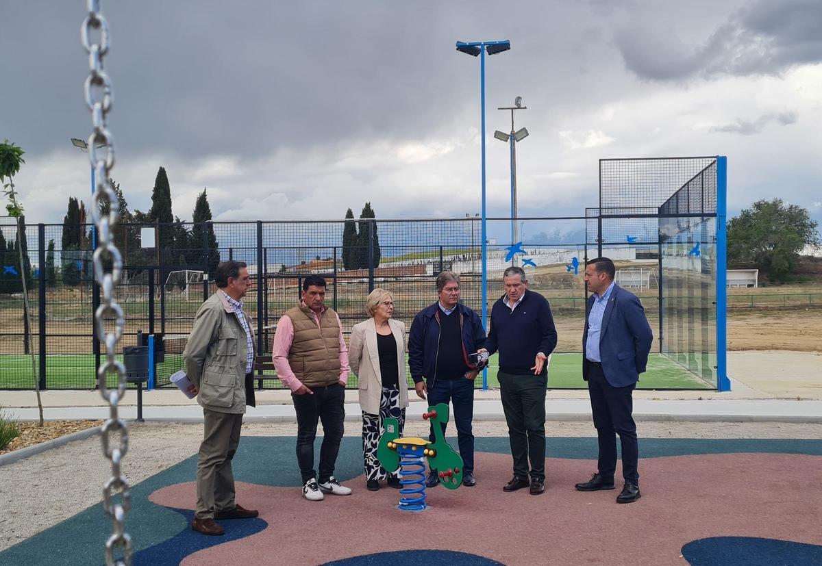 Los participantes en la visita comprueban el resultado de las mejoras ejecutadas en un parque.