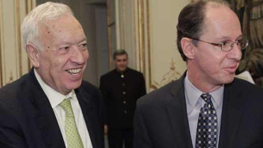 Margallo, con Pablo de Greiff.