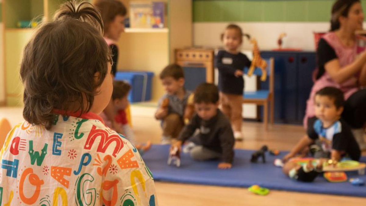 Una niña, en su primer día en el aula de infantil. | J. L. F.