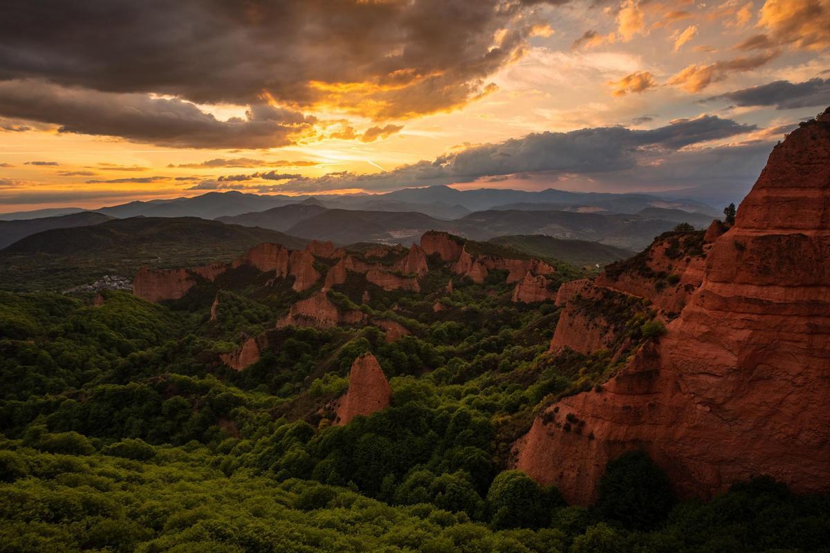 Las Médulas de León, en la zona de El Bierzo, son uno de los emplazamientos más sorprendentes de la España interior, y su particular relieve da lugar a unos anocheceres llenos de brillo y llamativas tonalidades.