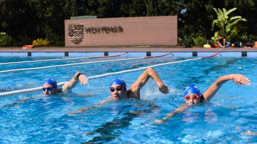 Tres nadadores en la piscina del Club Atlético Montemar.