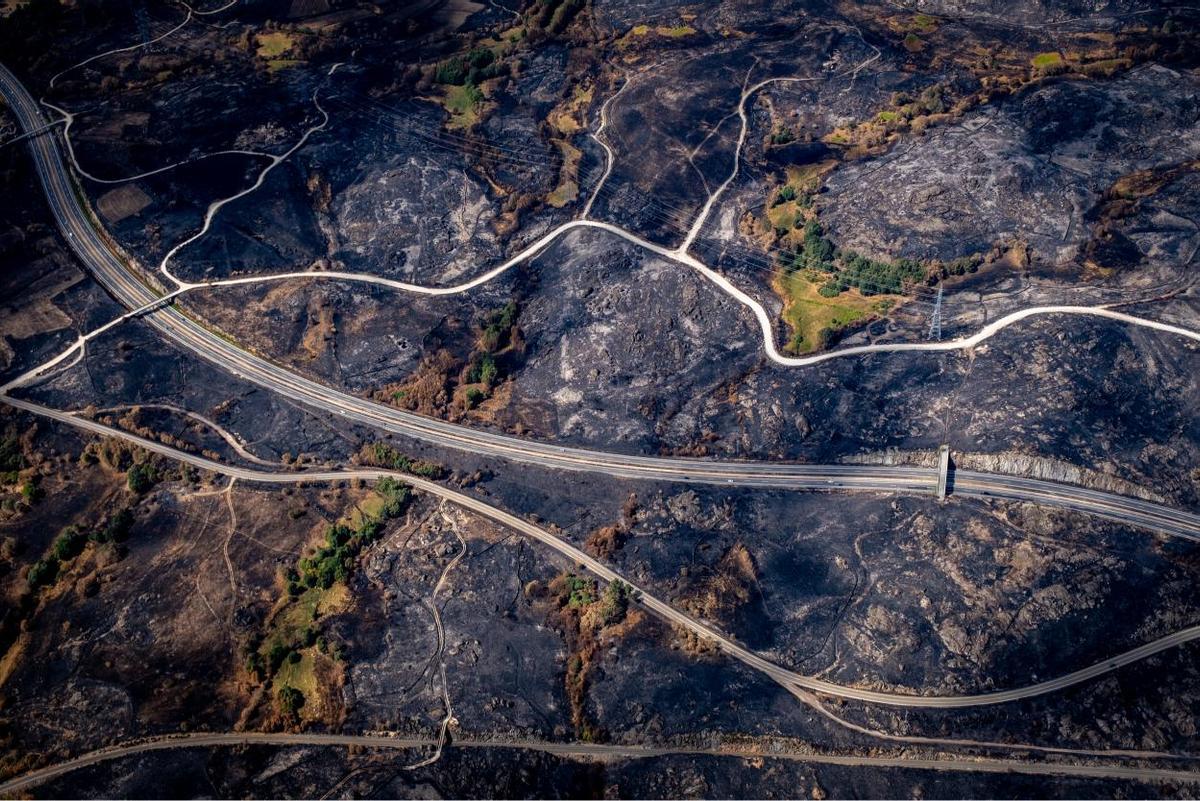 La A-52 serpentea entre cenizas a su paso por A Gudiña