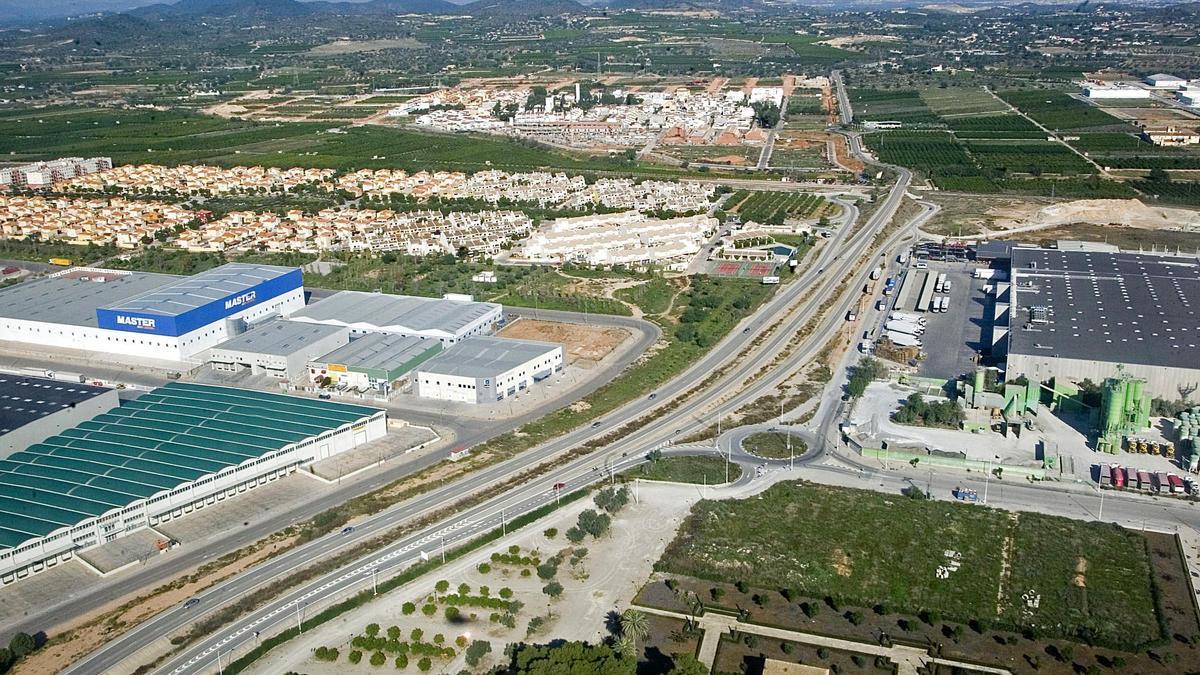 Vista aérea, de archivo, de la salida de la A3 en dirección Loriguilla y Riba-roja, por la CV-374.