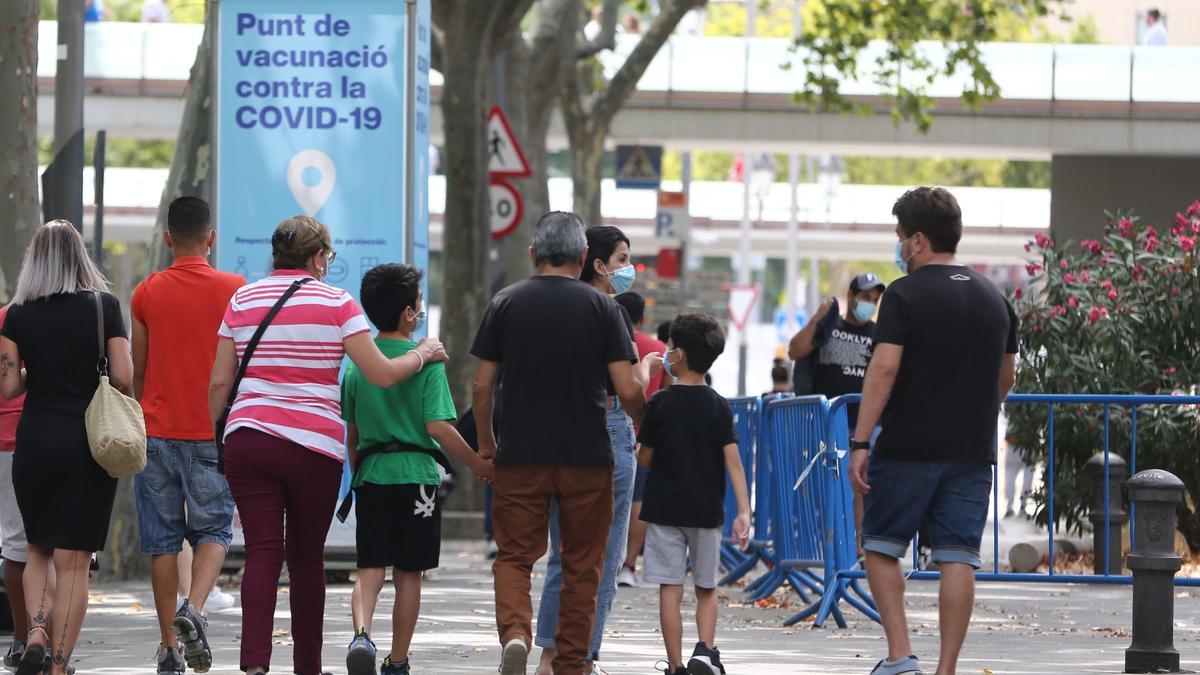  Francisco acabado de vacunar con su familia en el centro de vacunación de la Plaza España de Barcelona