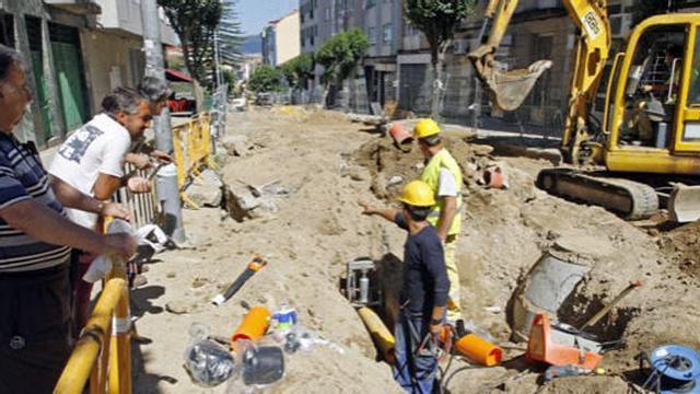 Una tubería rota en Teis, el año pasado. / MARTA G. BREA