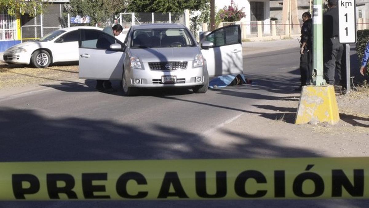 El cuerpo de Hermila Garcia Quinones, cubierto con una manta, cerca de Ciudad Juárez