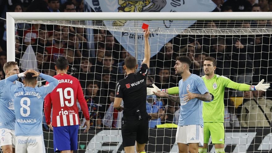 Cuadra Fernández expulsa a Iván Villar durante el partido ante el Atlético.