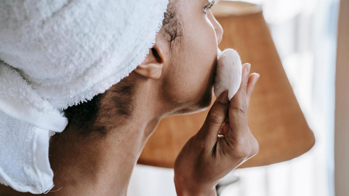 Una mujer se aplica su rutina facial.