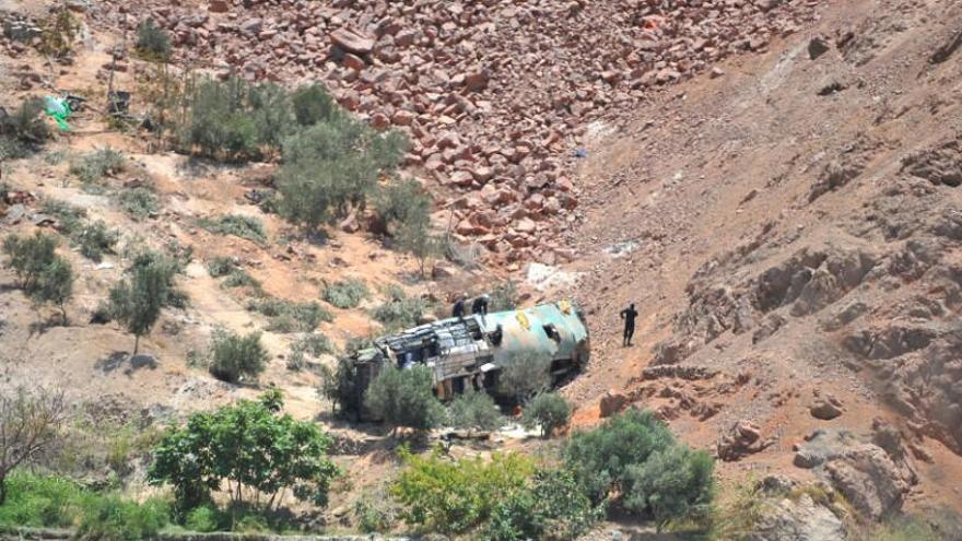 Equipos de salvamento acuden al lugar del accidente.