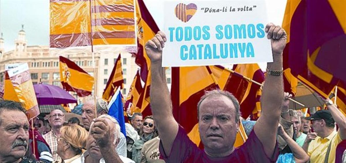 Assistents a la concentració de la plaça de Catalunya, ahir.
