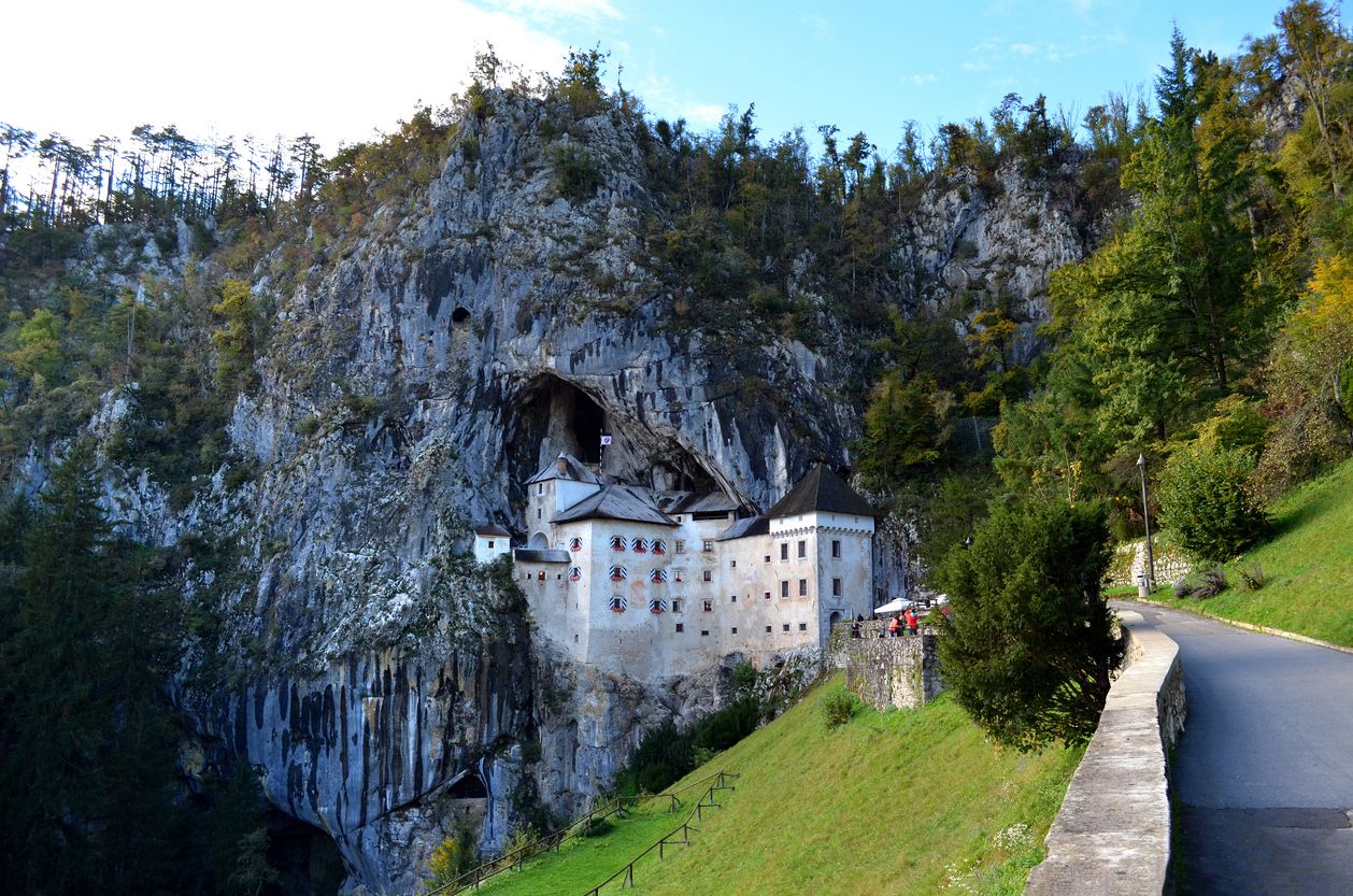 El Castillo de Predjama, construido inicialmente en el siglo XIII, se encuentra en el interior de una cueva
