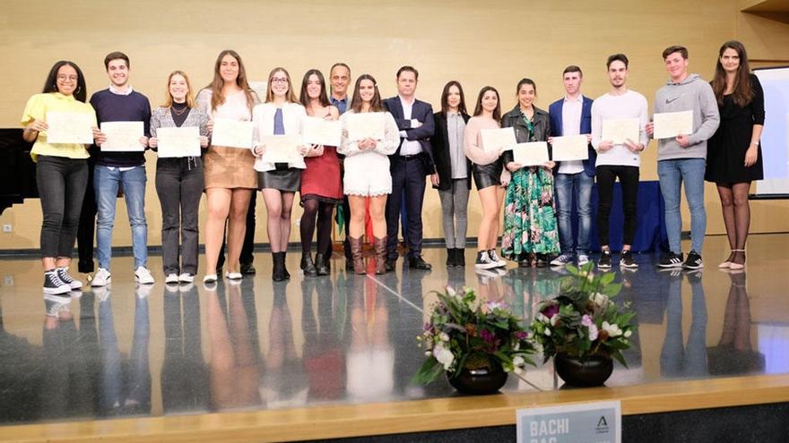 Algunos de los alumnos, con su diploma.