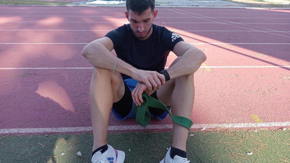 Quique Llopis Doménech medita en un descanso de un entrenamiento en la pista de atletismo