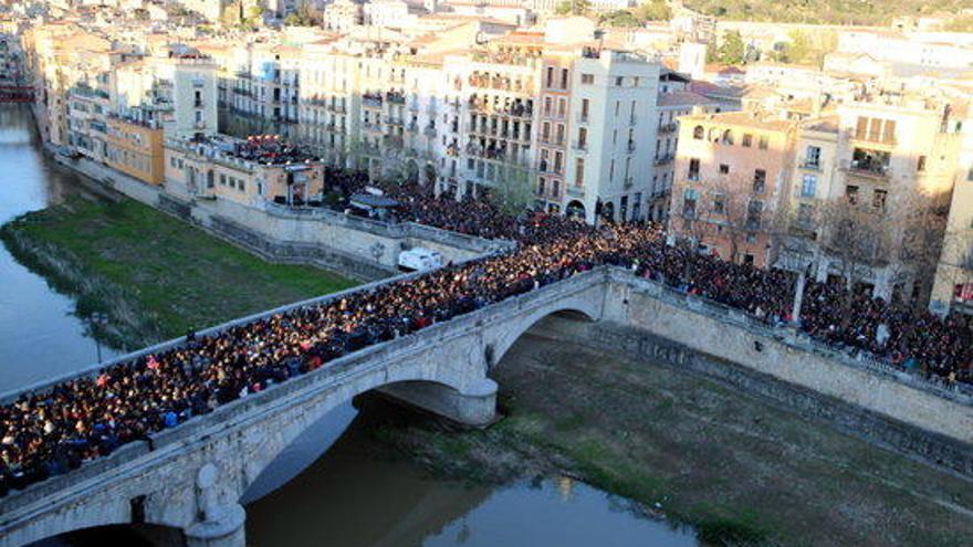 Unes 10.000 persones omplen el Pont de Pedra per escoltar Txarango a Strenes