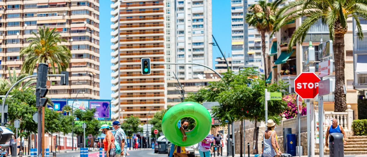 Turistas volviendo de la playa en Benidorm esta semana